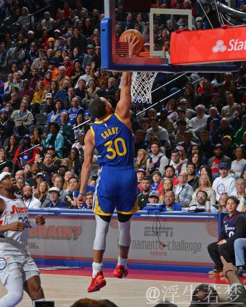 库里飞身溜底线，上演精彩反篮得分